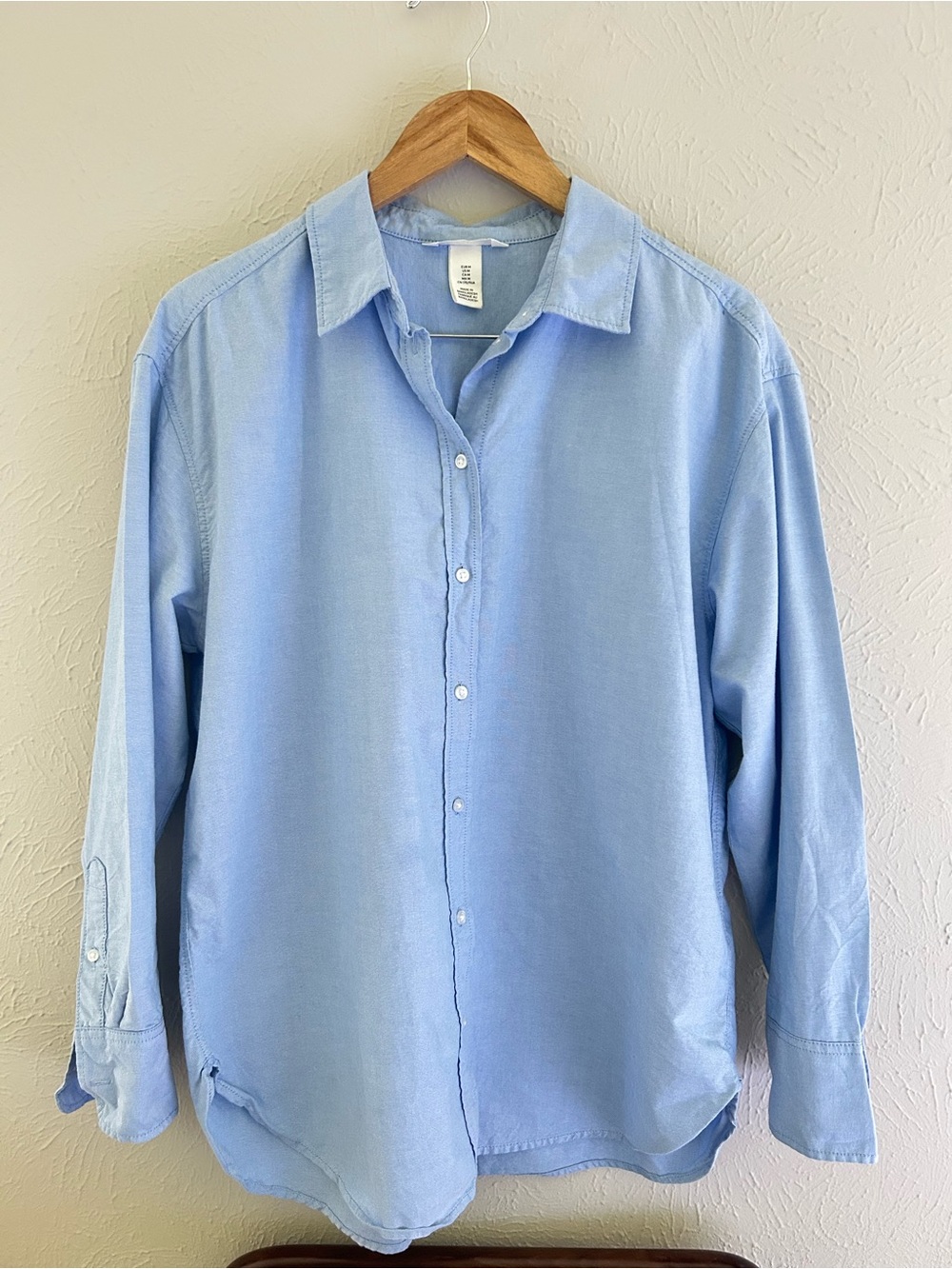 H&M Blue Button Down Medium Relaxed Fit Chambray